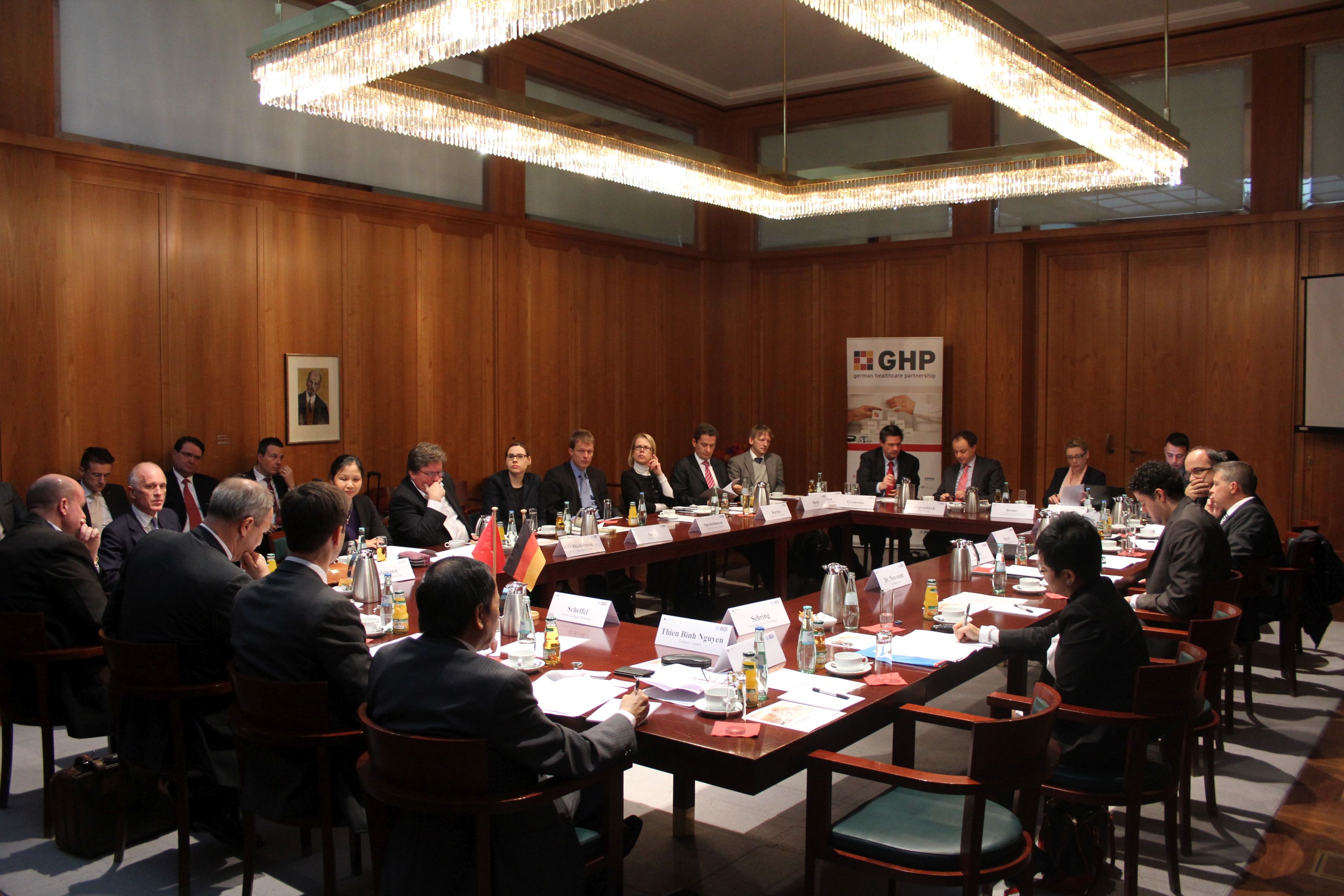 Krankenhausflur mit medizinischem Personal