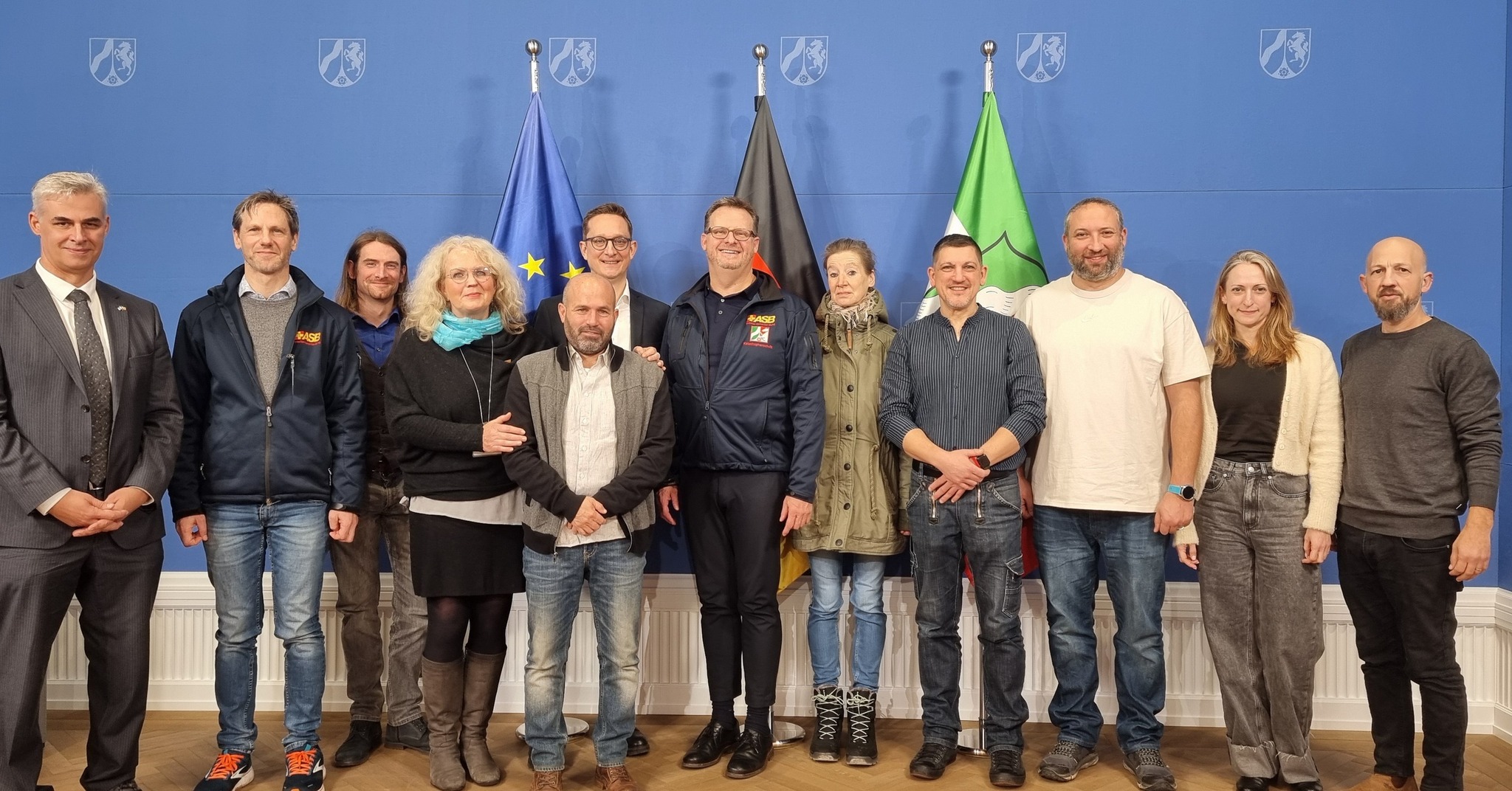 Gruppe sitzend im Kreis in einem Retreat-Raum